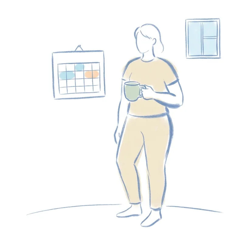 Eine Person mit Becher steht gelassen neben einem Wandkalender.